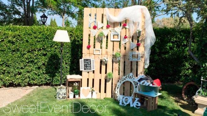 photocall de boda con pallets y otros elementos decorativos DIY