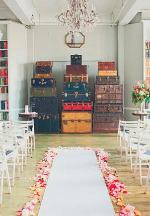 Fondo de altar para boda DIY muy original con maletas vintage