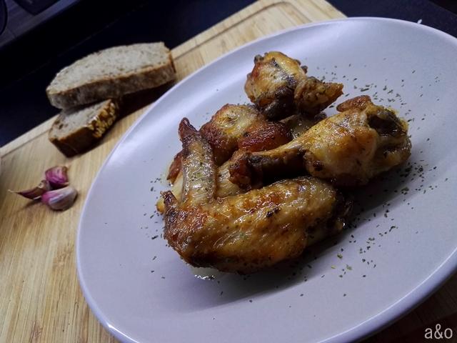 Dejaremos que se vaya consumiendo el vino para crear la salsa de al ajillo.