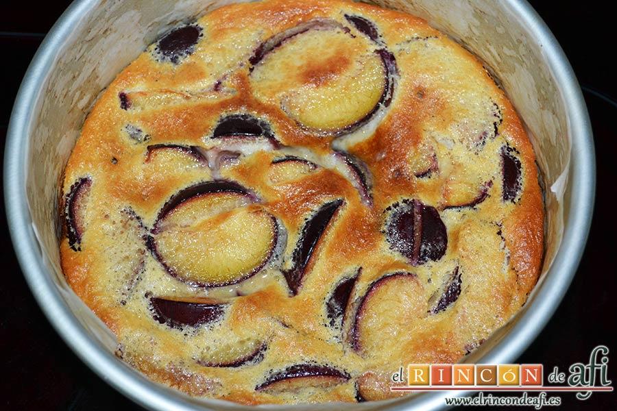 Flognarde de ciruelas rojas, hornear de 35 a 40 minutos hasta que esté dorado y cuajado
