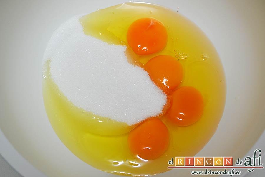 Flognarde de ciruelas rojas, poner en un bol los huevos y el azúcar