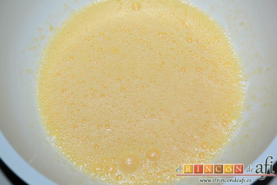 Flognarde de ciruelas rojas, batir hasta obtener una masa blanquecina y espumosa