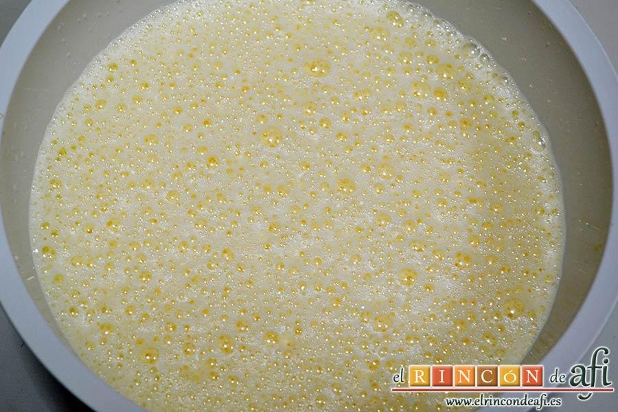 Flognarde de ciruelas rojas, añadir la leche y seguir batiendo