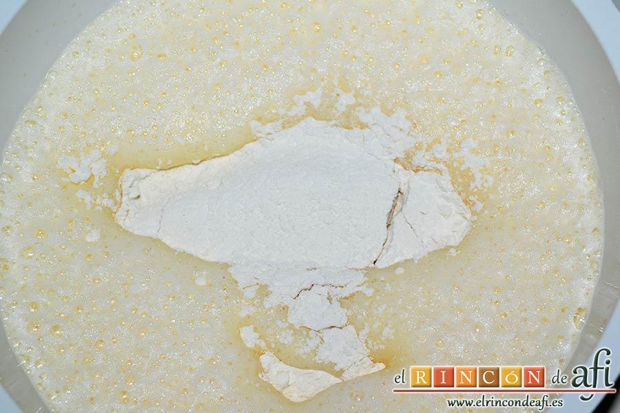 Flognarde de ciruelas rojas, añadir la harina tamizada