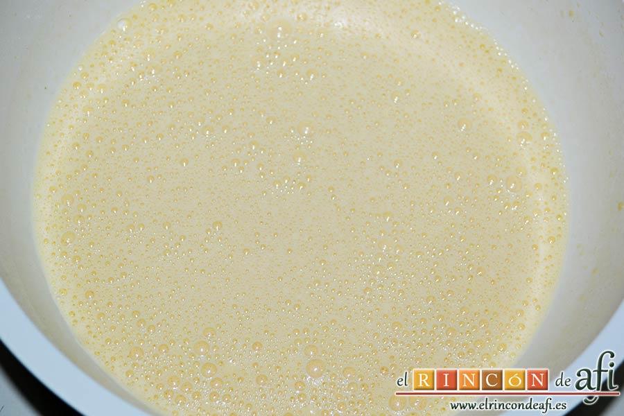 Flognarde de ciruelas rojas, batir hasta que esté integrada