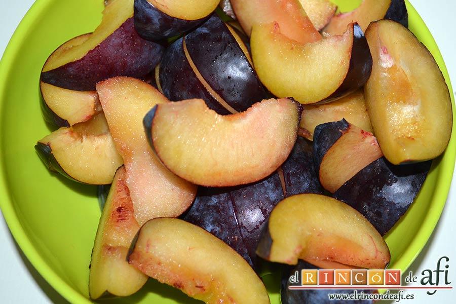 Flognarde de ciruelas rojas, lavar las ciruelas, secarlas, quitarles las pipas y trocear