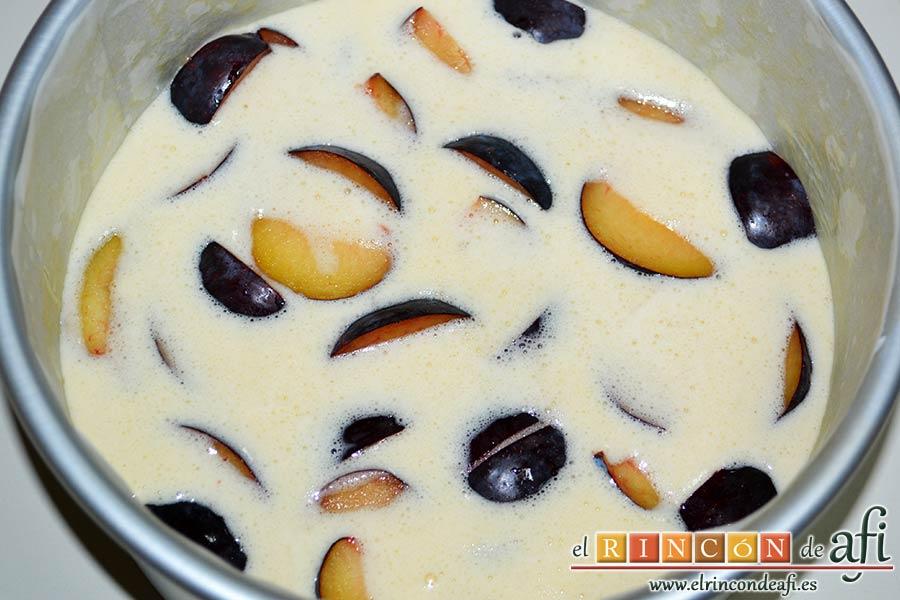 Flognarde de ciruelas rojas, volcar la masa en el molde, repartir bien las ciruelas