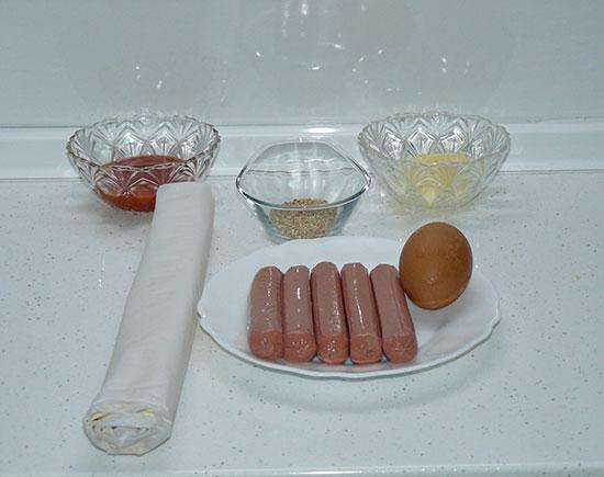 hojaldres de salchichas, tomate y queso