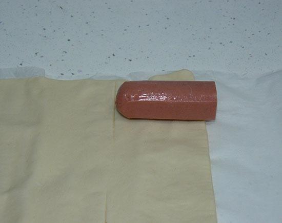 Hojaldres de salchichas, tomate y queso