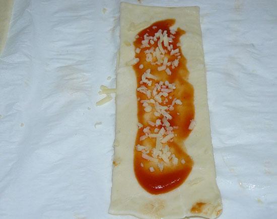 Hojaldres de salchichas, tomate y queso