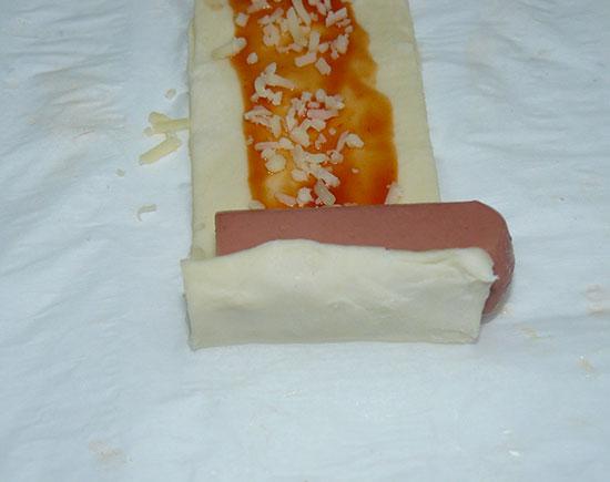 Hojaldres de salchichas, tomate y queso