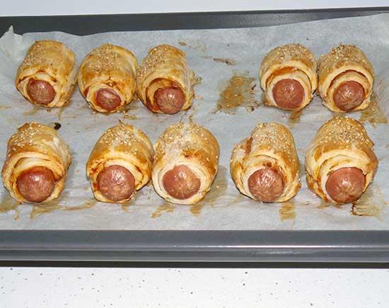 Hojaldres de salchichas, tomate y queso