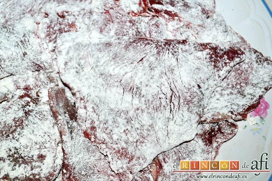 Saltimbocca a la romana, salpimentarlos y pasarlos por harina