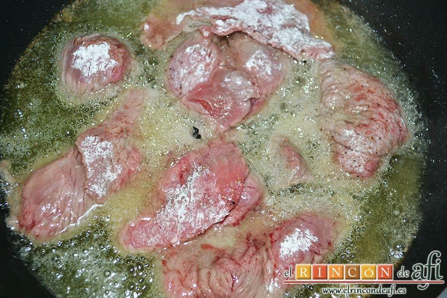 Saltimbocca a la romana, freírlos en aceite de oliva virgen extra