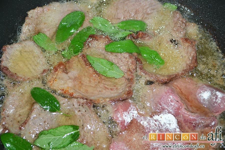 Saltimbocca a la romana, darles la vuelta y echar unas hojitas de salvia