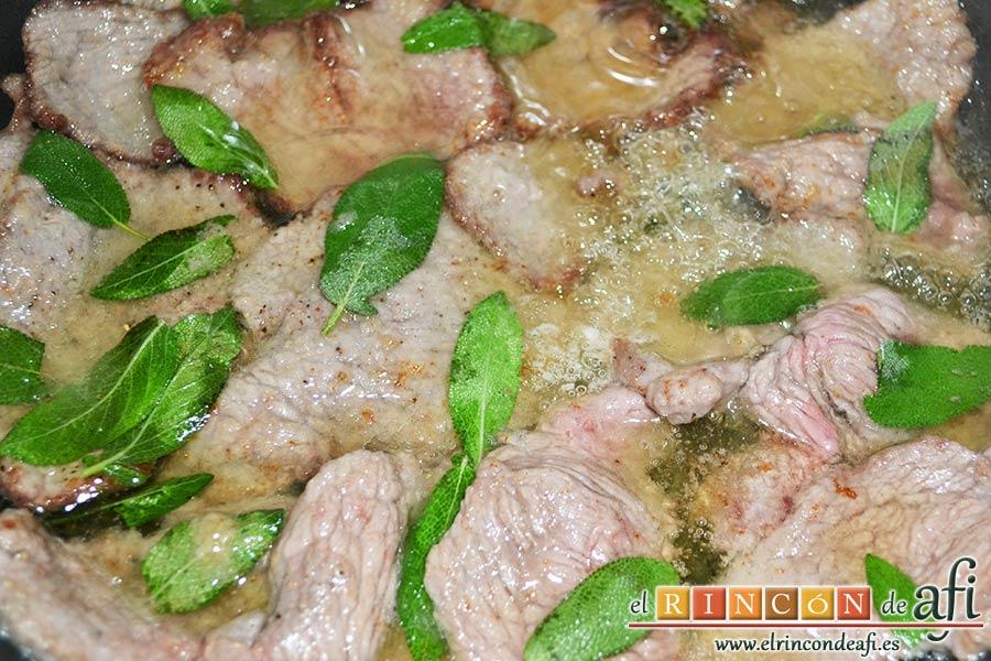 Saltimbocca a la romana, echamos el vino y dejamos que evapore