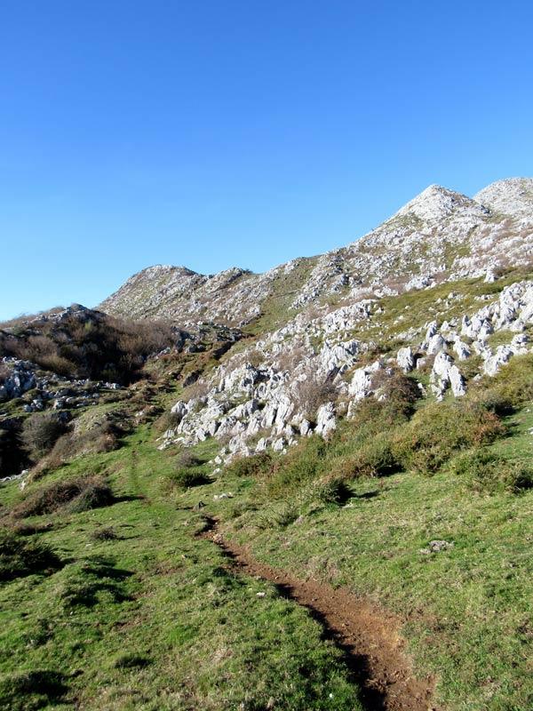 A un paso del monte.