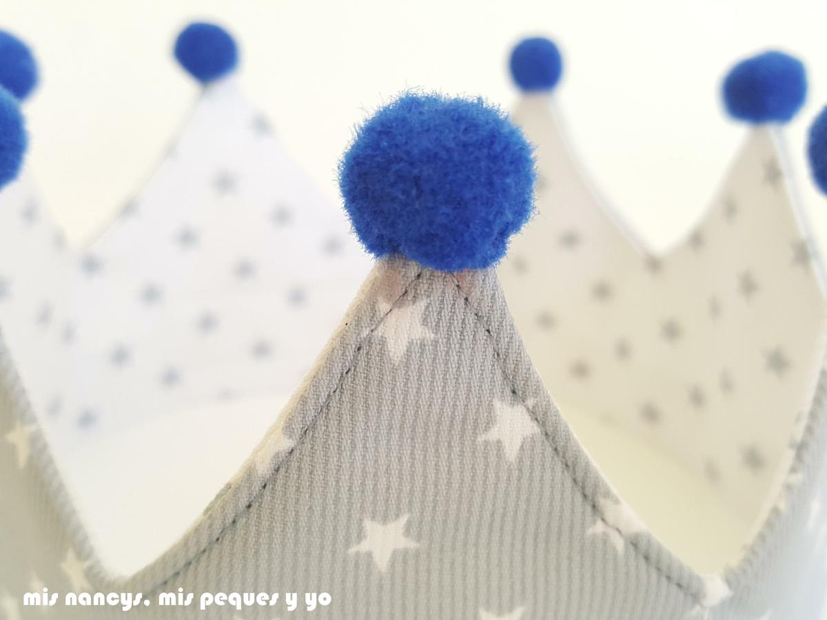 mis nancys, mis peques y yo, corona de tela para niños y marco personalizado, detalle pompones corona reversible