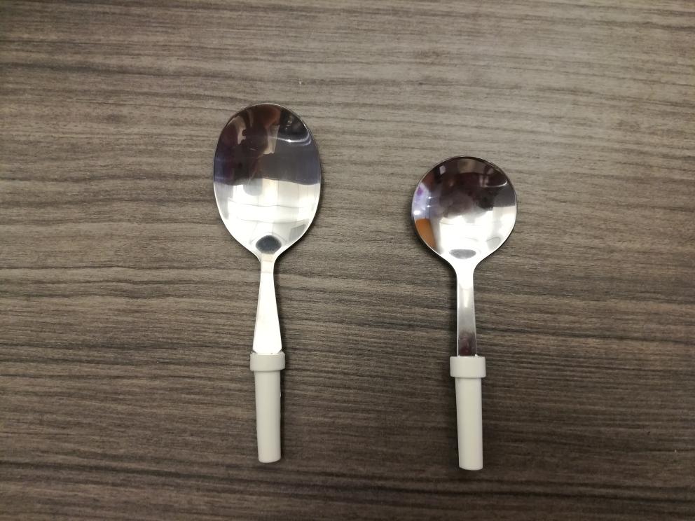 Cubiertos adaptados: cucharas redondas