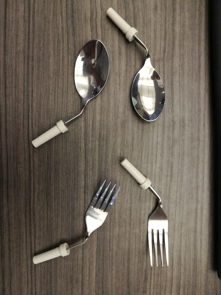 Cubiertos adaptados: cucharas y tenedores curvos