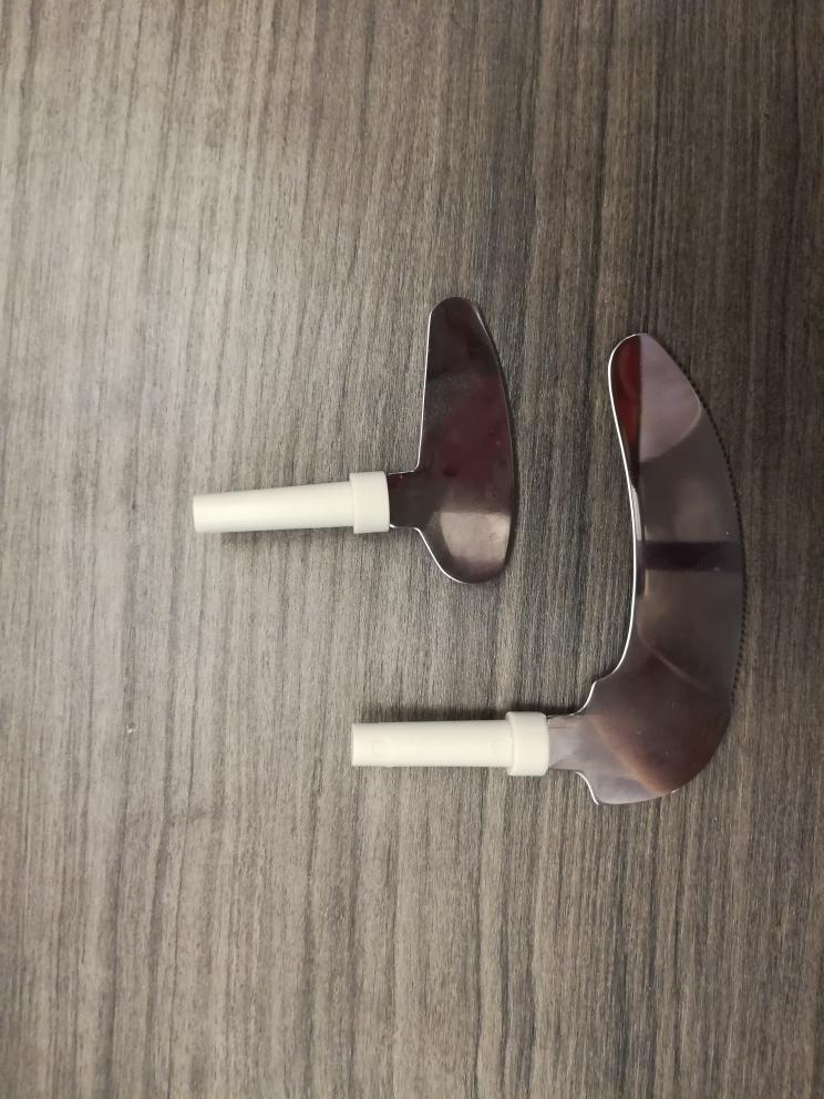 Cubiertos adaptados: cuchillos-mecedora de diferentes tamaños y formas