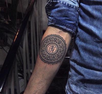 mandala tatuado en el brazo