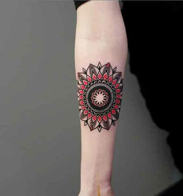 hombres con tatuaje de mandala