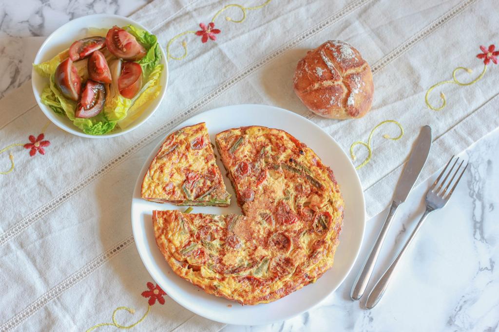 Tortilla de tomatitos cherry espárragos trigueros y salmón