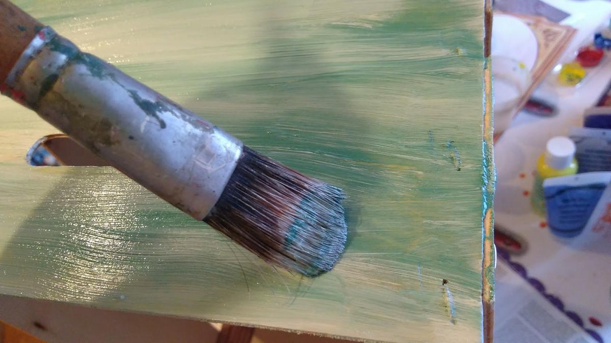 3. Una vez seca esta capa, aplicamos la pintura acrílica. Lo ue hemos hecho es mezclar en la propia caja, el blanco y el verde, dando así este aspecto degradado tan característico.
