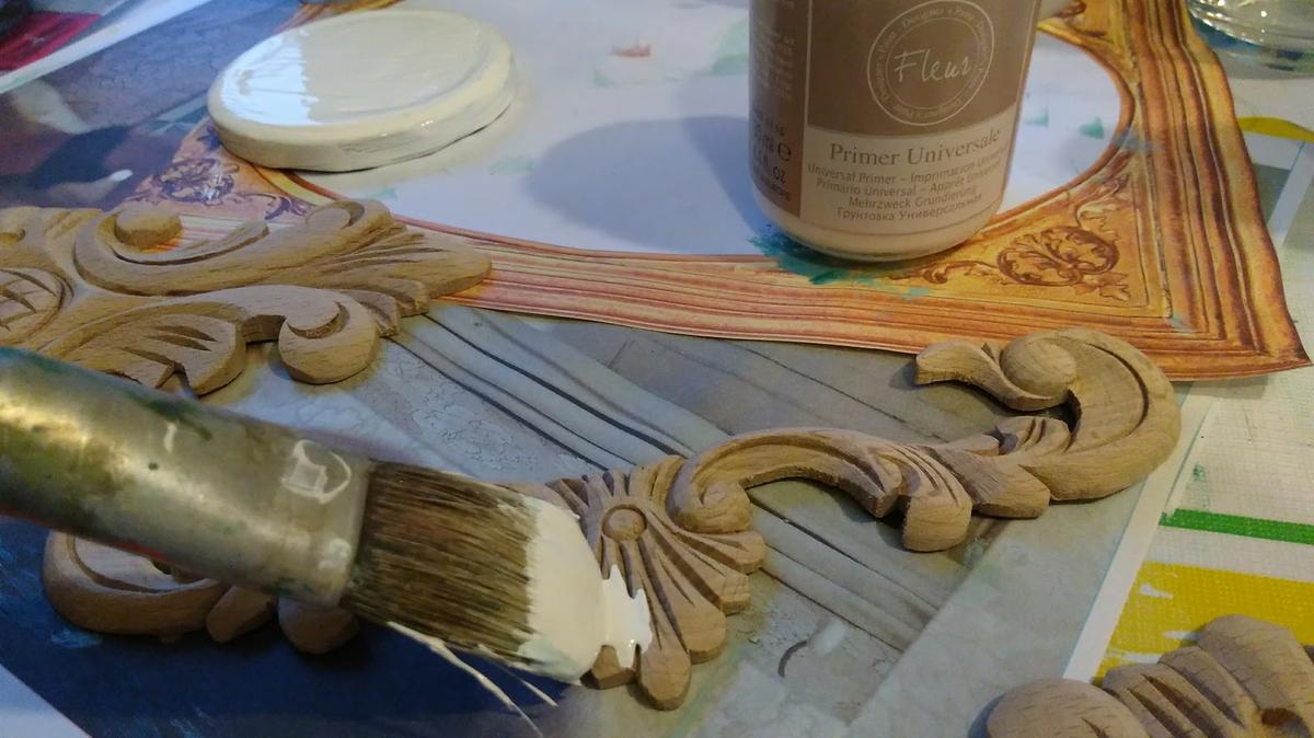 4. Ahora utilizamos la base de imprimación para sellar estos adornos de madera que después pegaremos en la caja. Cuando esto seuqe, aplicamos una capa de pintura blanca y verde, directamente en la pieza de madera.