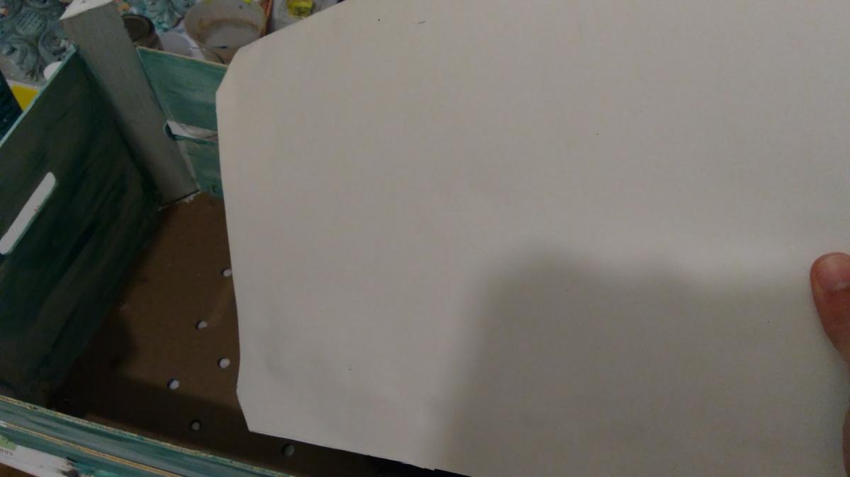 7. Cortamos una cartulina blanca, con las medidas de la base de la caja. Y la colocamos al fondo de la caja. 