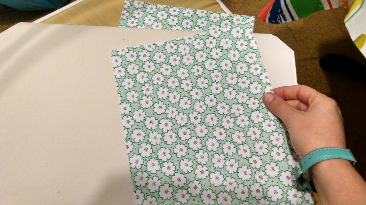 8. Pegamos la tela adhesivaa a la cartulina, para decorar el fondo de la caja.