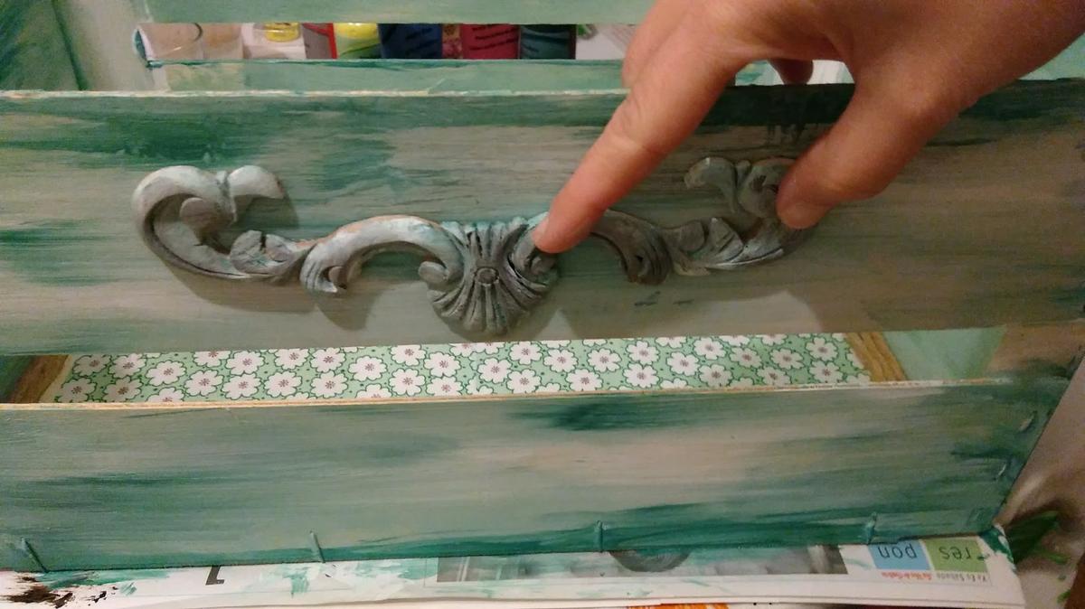 10. Una vez seco, pegamos con silicona los detalles de madera en la caja.
