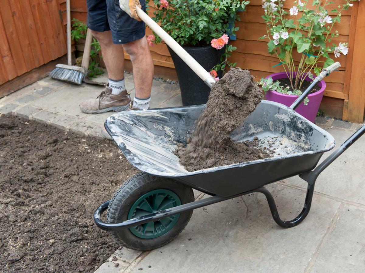 Al iniciar con el cómo instalar césped artificial, se debe realizar la remoción del césped anterior, para eso es recomendable utilizar una carreta y una pala.