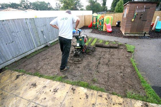 Agregar arena o piedras a la superficie es la mejor manera de preparar la base para instalar césped artificial.