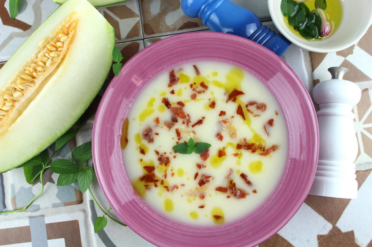 Sopa de melón con jamón crujiente
