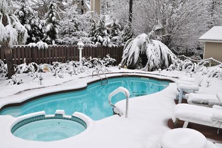 Entre los consejos para el mantenimiento de piscinas en invierno se deben tomar en cuenta las piezas y equipos de la piscina, así como el tratamiento del agua con químicos especializados para la época invernal.