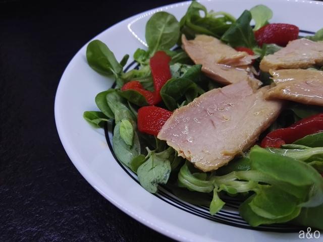 A continuación, echamos los pimientos y la melva.