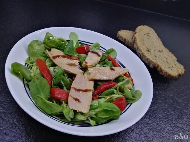 Por último, aliñamos nuestra ensalada.