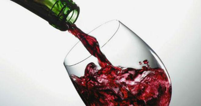 Por qué los médicos recomiendan tomar vino tinto