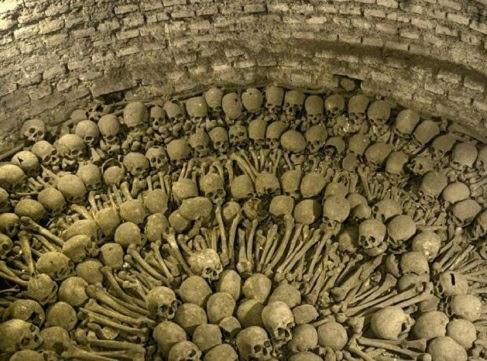 Huesos y restos en las catacumbas de San Francisco