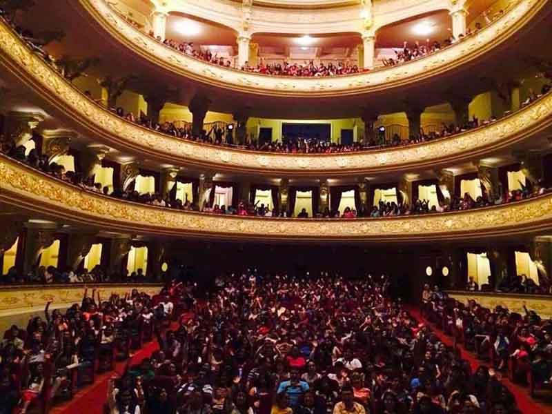 Interior del Teatro Municipal de Lima con personas