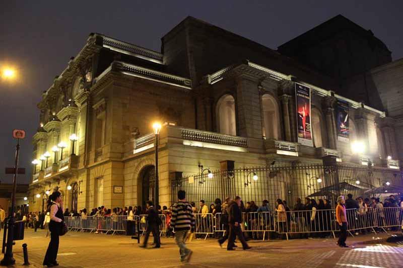 Personas en fila para una función