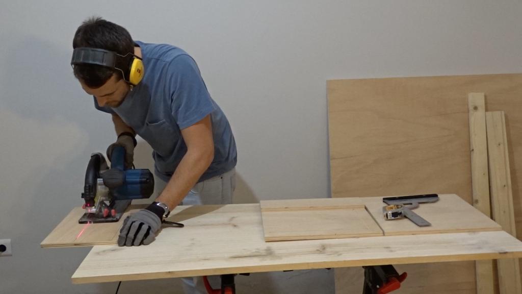 Cortar madera de proyecto DIY mesa auxiliar