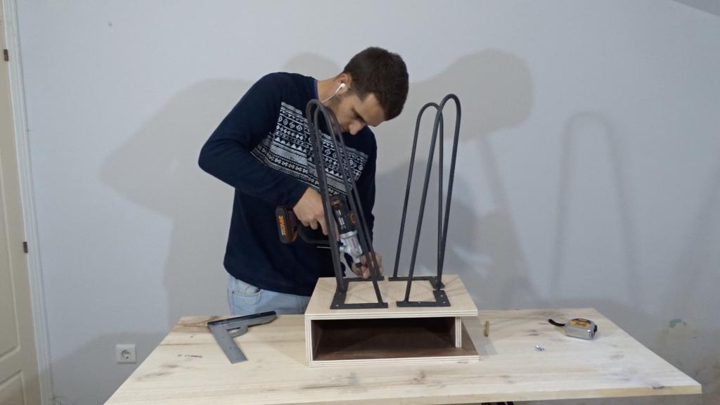 Atornillamos las patas a la mesa