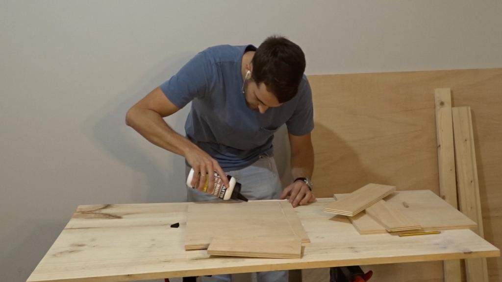 Poner cola blanca para proyecto DIY mesa auxiliar