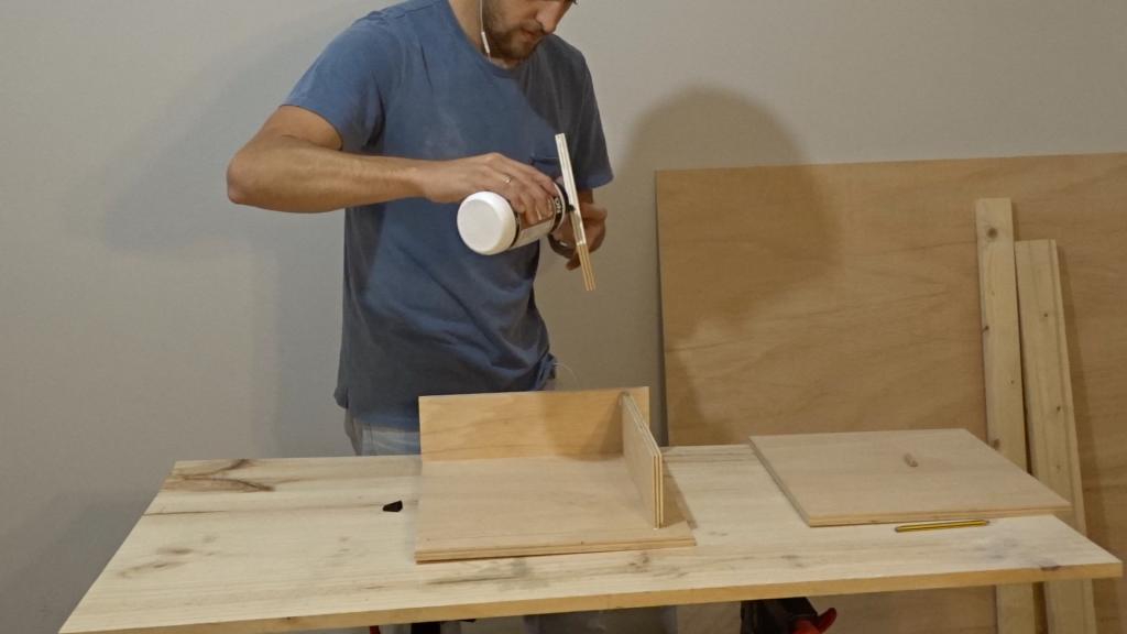 Poner cola blanca para proyecto DIY mesa auxiliar