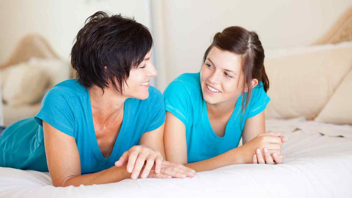 madre-hija-hablando-cama