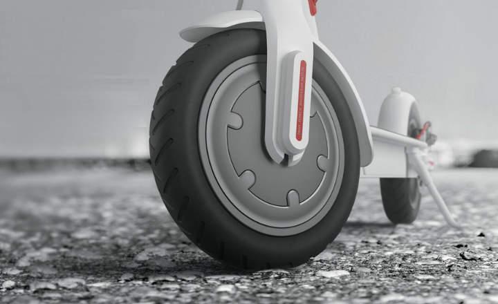 análisis del Xiaomi m365 mijia scooter o patinete eléctrico, vehiculo que alcanza los 25 km/h con una autonomia de 30 km fabricado en aluminio y con ruedas hinchables especificaciones técnicas precio y opinión
