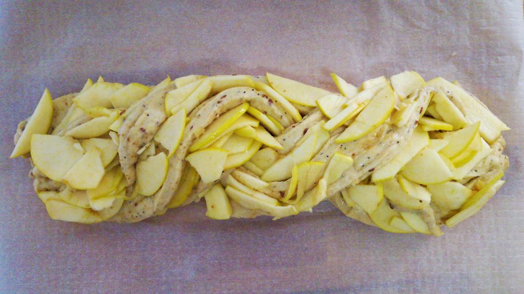 Trenza de brioche con manzana